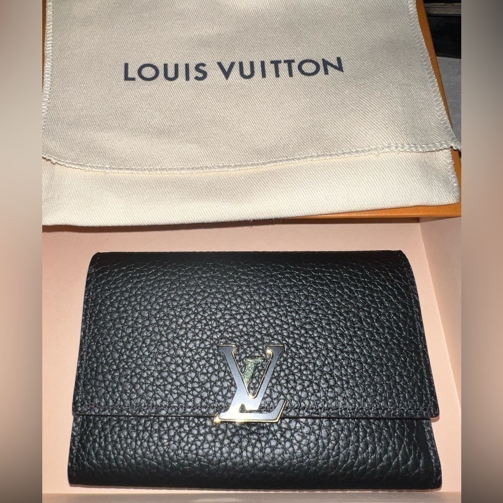 Capucines Compact Wallet in excellent used condition.